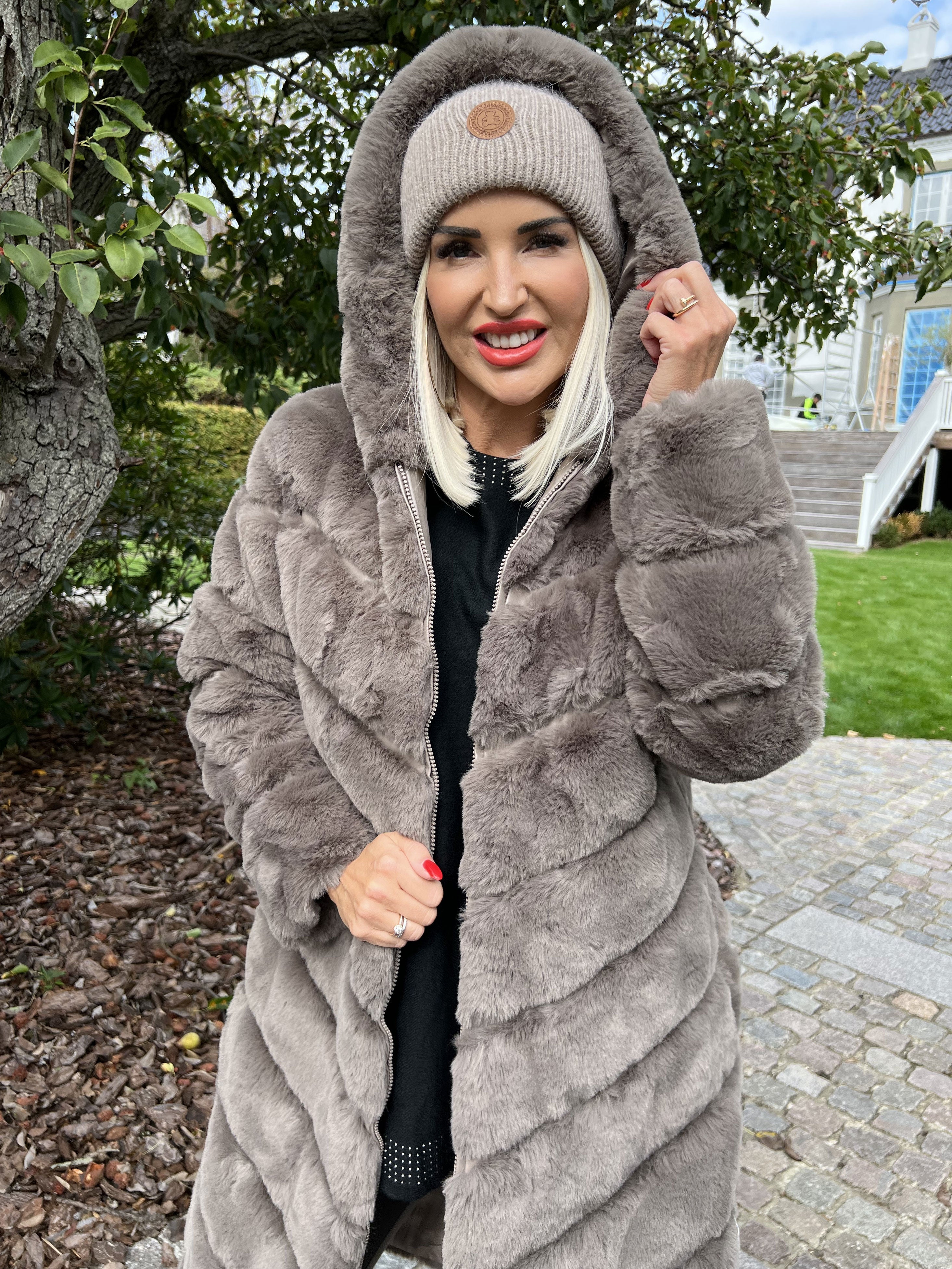 Haley - Snygg päls med huva i falsk päls - Black